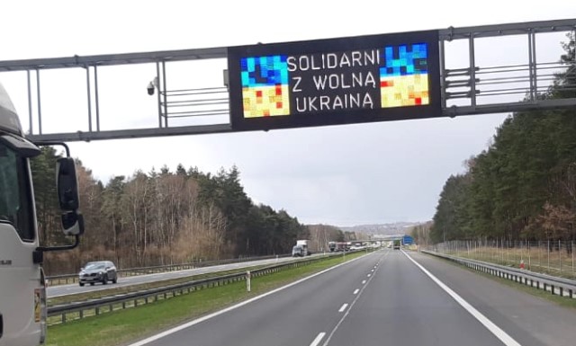 Ein Bild, das Text, Weg, Szene, Strae enthlt.